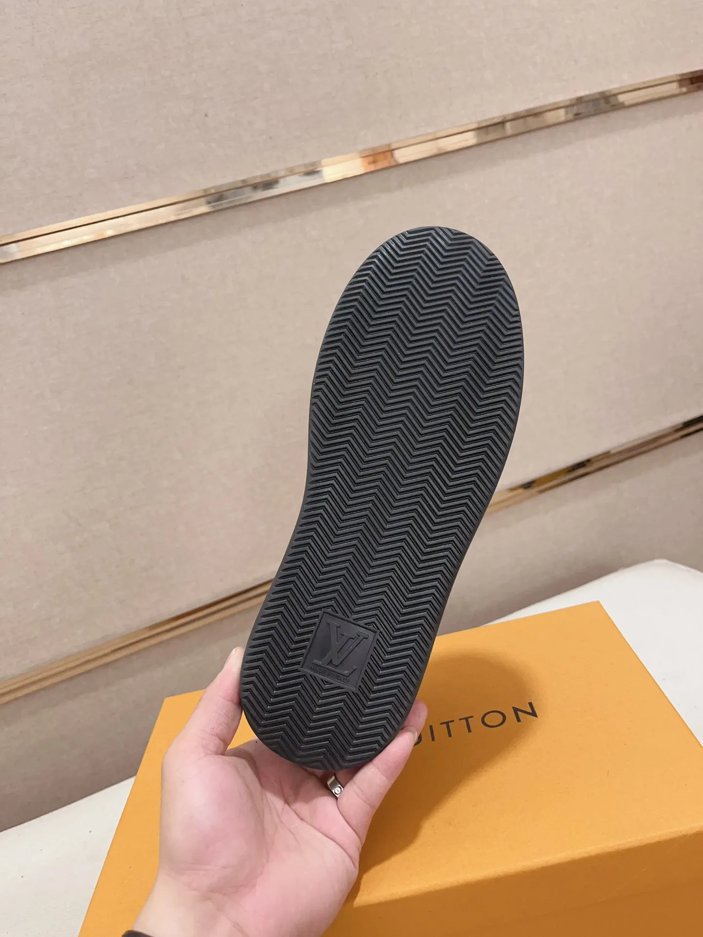 Men's shoes💰 400💰Louis Vuitton (Louis Vuitton/LV top 🔍🔍new model is on sale at the same time at the counter, upper 🇮🇹 imported first-layer cowhide from Italy, fully imported sheepskin lining 💪💪, completely 1⃣️ to 1⃣️ replica 🇮🇹💪💪 , ⚠Sole: Original sole provided by the original factory, exclusive movable molded sole, super comfortable, ⚠Original factory goods, 🔍🔍high quality, can be entered and exited the counter at will, welcome to compare⚠Code number: 38-44 (45 can be customized).